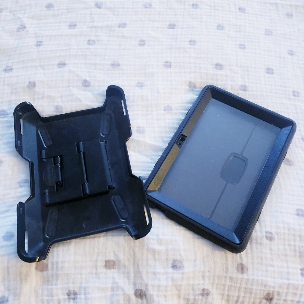 Otterbox Ipad/Tablet Hard Shell Case. Euc. - image 1